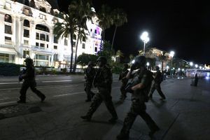 Des soldats dans les rues de Nice après l'attentat, jeudi 14 juillet.