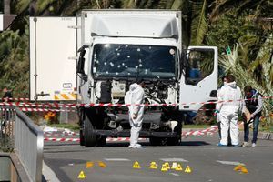 Les enquêteurs relèvent des indices sur le camion qui a tué 84 personnes jeudi.