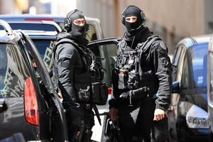 Des hommes du Raid devant le domicile d'un des suspects arrêtés mardi, à Marseille. 