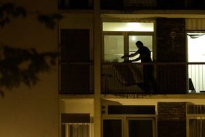 La police scientifique inspecte l'appartement d'un des suspects, à Boussy-Saint-Antoine (Essonne).