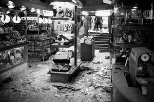 A l'intérieur du Drugstore Publicis après l'attentat du 15 septembre 1974 à Paris.