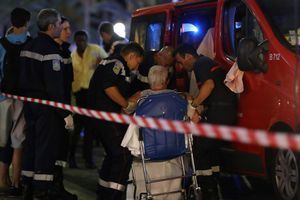 Les secours assistent les nombreux blessés à Nice.
