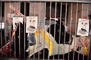 Un policier arrache une banderole, vendredi matin, à Tolbiac.