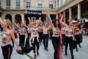 "Aux femmes assassinées, la patrie indifférente" : action des Femen contre les féminicides