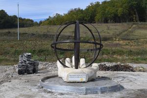 Une sculpture à la mémoire de Rémi Fraisse érigée non loin de l'ancien chantier du barrage de Sivens. 