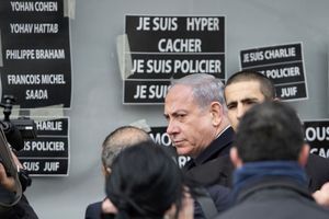 Benjamin Netanyahu devant la supermarché Hyper Cacher, lundi. 