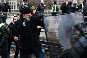 Christophe Dettinger face aux gendarmes lors du mouvement des "gilets jaunes", en janvier dernier, à Paris. 
