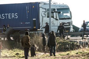 Face aux CRS, des migrants qui prennent tous les risques pour arrêter les camions en route vers l'Angleterre. 