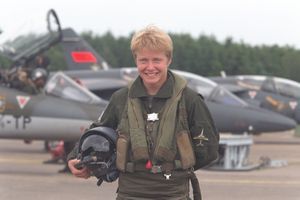 Caroline Aigle, le jour où elle a reçu son brevet de pilote, le 25 mai 1999, à la Base Aérienne de Tours.