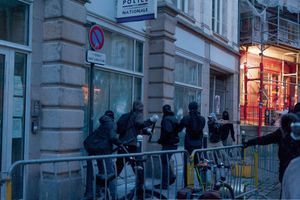Rennes, le 13 mai, à 21 h 30. Attaque éclair du poste de police en centre-ville.