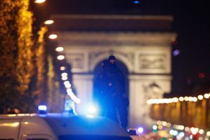 La police sur les Champs-Élysées après l'attaque. 