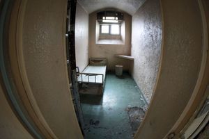 Une cellule de haute sécurité à la prison de la Santé avant les travaux qui se prolongeront au moins jusqu'en 2018.