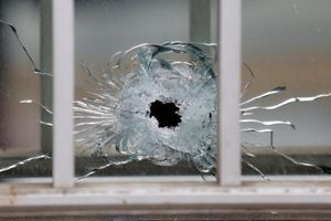 L'impact d'une balle sur la fenêtre des locaux de Charlie Hebdo.