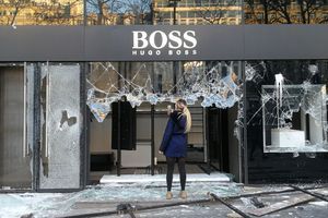 La boutique Hugo Boss sur les Champs-Elysées, parmi les magasins dégradés. 