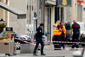 Un policier sur les lieux de l'explosion du colis piégé vendredi 24 mai, vendredi à Lyon. 