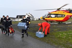 Les habitants d'Hoëdic (Morbihan) ont reçu vendredi le vaccin anti-Covid, arrivé encore congelé aux aurores par hélicoptère depuis le continent.