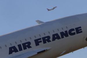 Deux personnes seront à bord du cockpit à tout moment dans les avions Air France et KLM. 