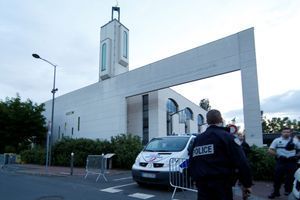 La police devant la mosquée de Créteil. 