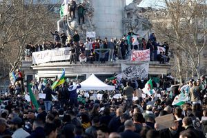 Les manifestants place de la République, à Paris. 