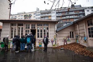 Environ 300 migrants occupent cette école abandonnée dans le XVIème arrondissement de Paris.