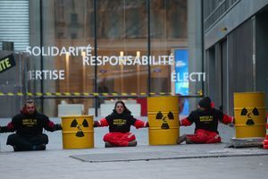 Des militants de Greenpeace bloquent le siège d’EDF à Paris