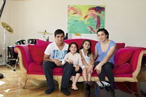 Dans l’appartement parisien de Nathalie, Elis et Iordana, avec leurs deux fillettes, Ana, 5 ans, et Eliza, 7 ans.