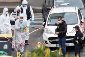 La police déployée après l'attaque au couteau vendredi, à Paris. 