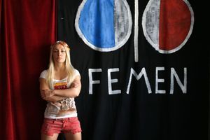 Inna Shevchenko, porte-parole des Femen, pose devant le logo du mouvement en 2013.