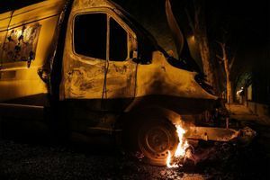 Un camion brûlé à Villeneuve-la-Garenne.
