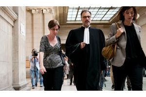 Paris, le 22 septembre 2011. Catherine Tissier (à gauche) et son avocat Rodolphe Bosselut (au centre) au tribunal correctionnel du Palais de Justice de Paris pour l'ouverture du proces qu'elle intentait à des associations proches de l'Opus Dei 