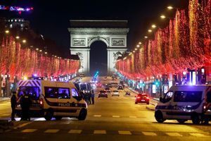 Les Champs-Elysées à Paris, déserts jeudi soir en raison des restrictions sanitaires.