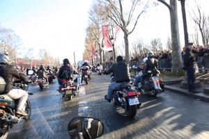 En Harley-Davidson avec les bikers : l’hommage à Johnny Hallyday sur les Champs-Elysées