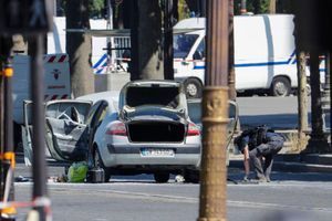 En images : sur les Champs-Elysées, après l'attaque