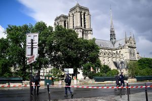 En images : le quartier de Notre-Dame de Paris sous haute sécurité après l'attaque 