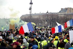 En images : les "gilets jaunes" défilent à Paris pour l'Acte X