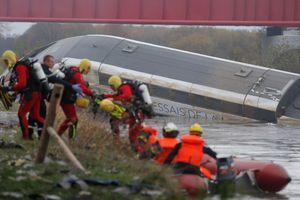 Une rame d'essai d'un TGV déraille, dix morts