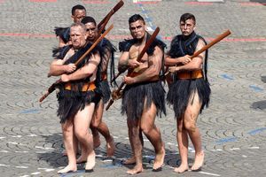 En tenue traditionnelle, les maoris défilent pour le 14 juillet