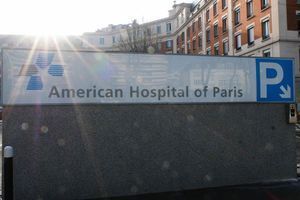 Façade de l'hôpital américain à Neuilly-sur-Seine (Hauts-de-Seine).