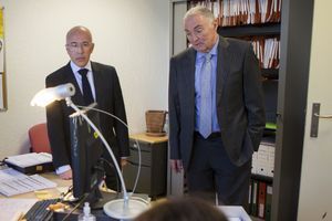 Le président du departement des Alpes-Maritimes Eric Ciotti dans les locaux du centre d'accueil téléphonique anti-radicalisation.