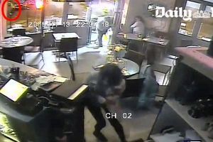 Une cliente du "Cosa Nostra" se précipite derrière le comptoir pendant que le terrosite mitraille la terrasse. 