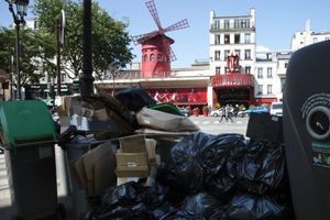 Des ordures non ramassés devant le célèbre Moulin Rouge à Paris