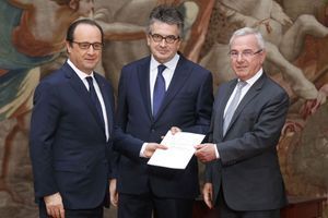 François Hollande avec Alain Claeys et Jean Leonetti, auteurs du rapport sur la fin de vie, le 12 décembre.