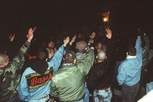 Réunion de skinheads à Paris en 1993. 