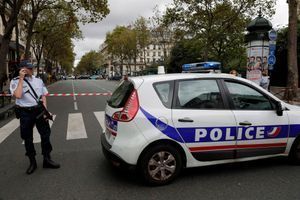 Un adolescent de 16 ans a été arrêté dans le cadre de l'enquête sur la fausse alerte terroriste à Paris.