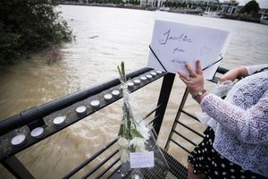 Une femme tient une pancarte "Justice pour Steve", le jeune homme tombé dans la Loire le soir de la Fête de la musique, à Nantes. 
