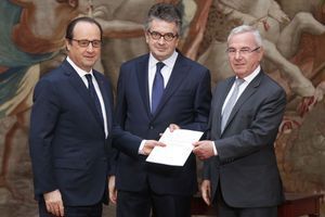 François Hollande recevant, en décembre dernier, le texte sur la fin de vie des mains des députés Alain Clayes et Jean Leonetti. 
