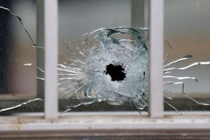 Un impact de balle sur une vitre des locaux de Charlie Hebdo.