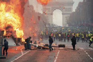 "Gilets jaunes" : au coeur de l'embrasement sur les Champs-Elysées