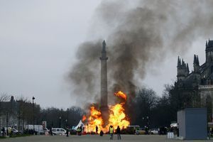 Des sapins de Noël incendiés à Nantes samedi.