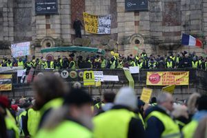 Près de 5000 "gilets jaunes" manifestent à Bourges